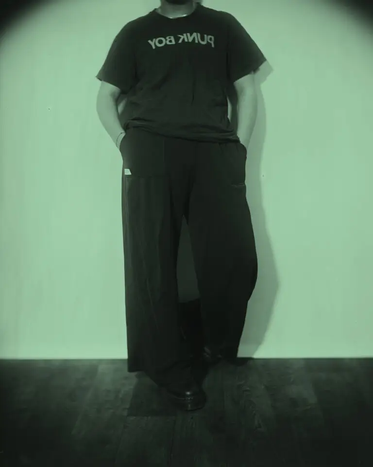 Queerer Körper in monochromer Regenbogenfarbe, analoge Fotokunst auf Glasplatte, LGBTQ+ Körpervielfalt, Ausstellung SEIN Linz.