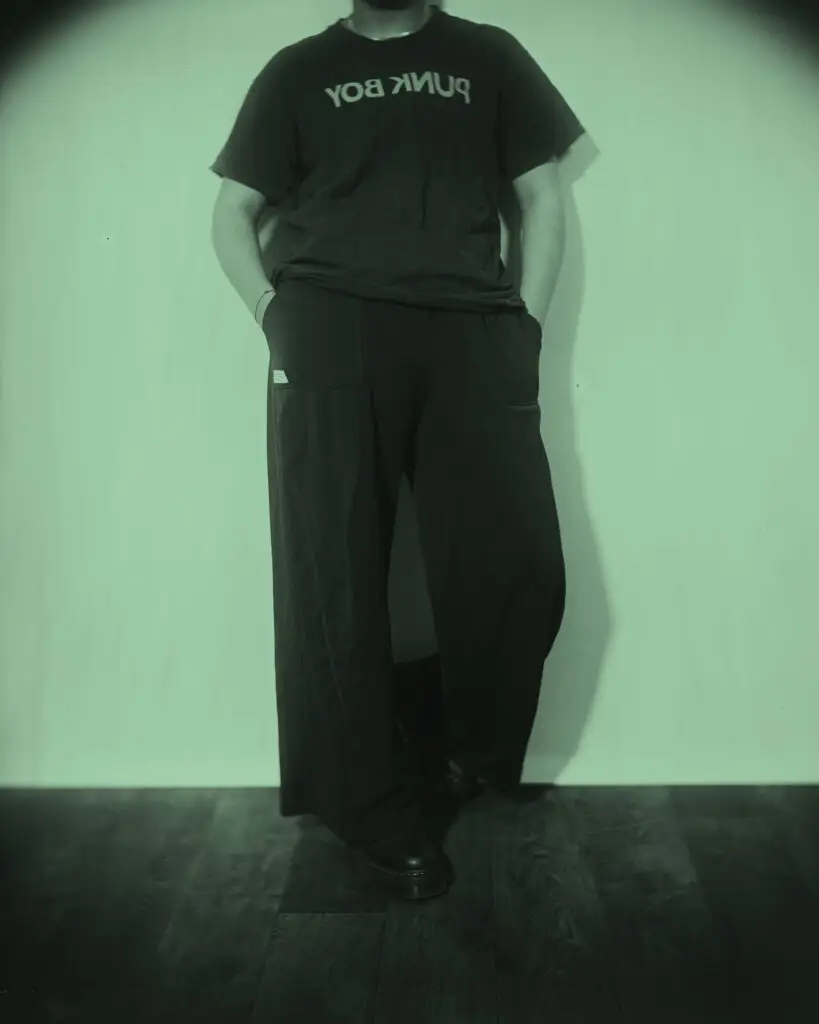 Queerer Körper in monochromer Regenbogenfarbe, analoge Fotokunst auf Glasplatte, LGBTQ+ Körpervielfalt, Ausstellung SEIN Linz.