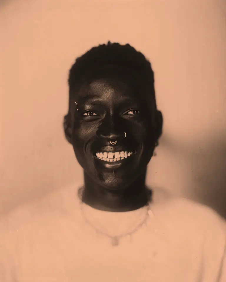 Porträt eines queeren Menschen, analog fotografiert mit Kollodium Nassplattenverfahren, Linz, Kunstprojekt SEIN, LGBTQ+ Fotografie Österreich.