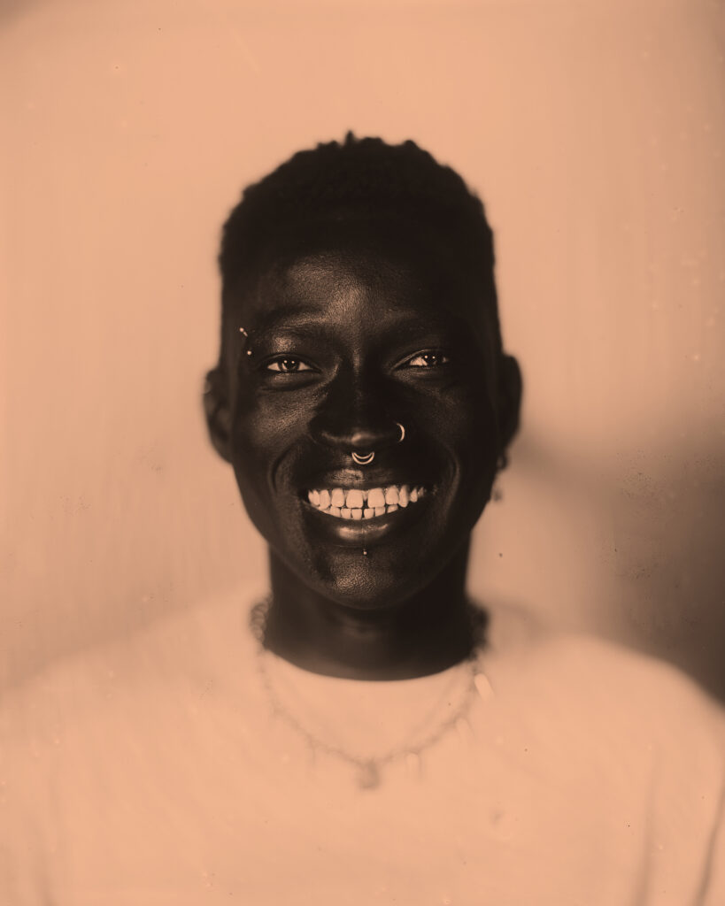 Porträt eines queeren Menschen, analog fotografiert mit Kollodium Nassplattenverfahren, Linz, Kunstprojekt SEIN, LGBTQ+ Fotografie Österreich.
