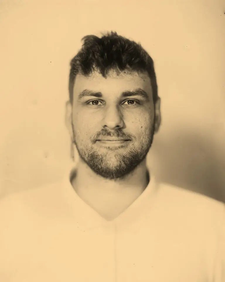 Porträt eines queeren Menschen, analog fotografiert mit Kollodium Nassplattenverfahren, Linz, Kunstprojekt SEIN, LGBTQ+ Fotografie Österreich.