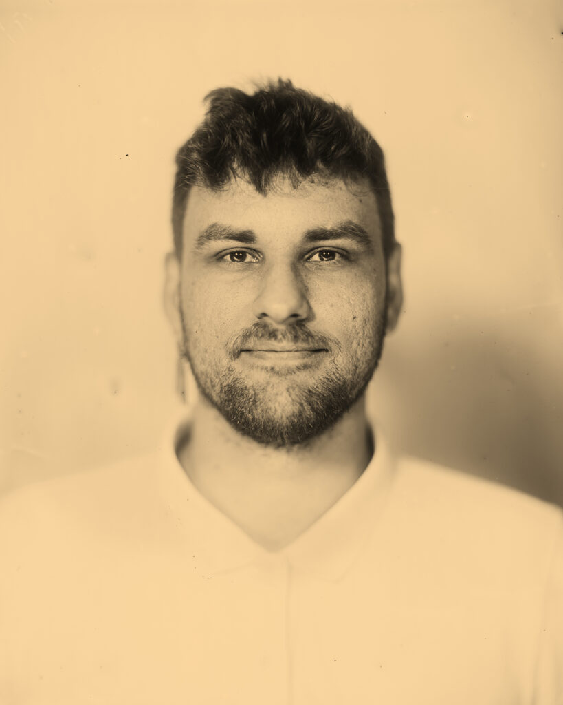 Porträt eines queeren Menschen, analog fotografiert mit Kollodium Nassplattenverfahren, Linz, Kunstprojekt SEIN, LGBTQ+ Fotografie Österreich.