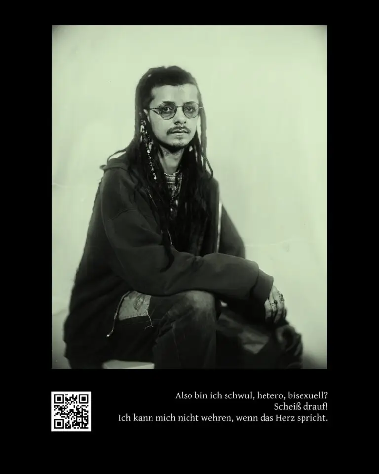 Queere Person in authentischer Pose, Regenbogenfarben, Kollodium Nassplattenfotografie, Ausstellung SEIN, LGBTQ+ Fotokunst Linz.