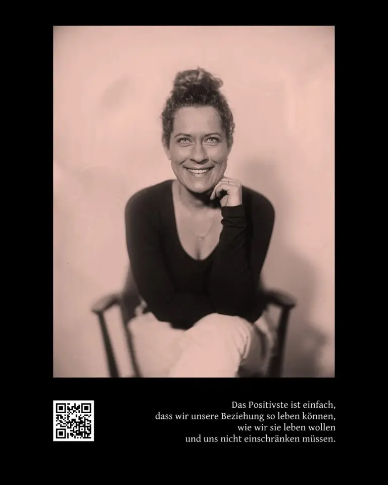 Queere Person in authentischer Pose, Regenbogenfarben, Kollodium Nassplattenfotografie, Ausstellung SEIN, LGBTQ+ Fotokunst Linz.