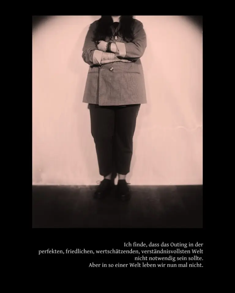 Queerer Körper in monochromer Regenbogenfarbe, analoge Fotokunst auf Glasplatte, LGBTQ+ Körpervielfalt, Ausstellung SEIN Linz.