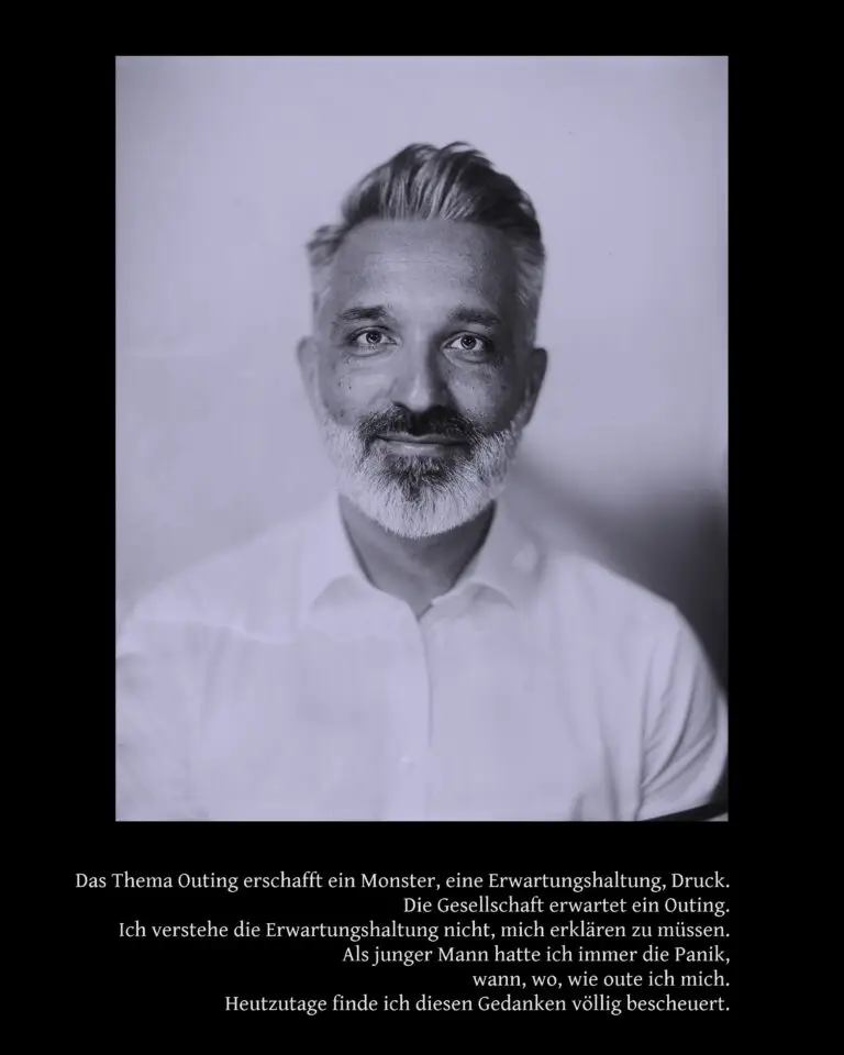 Porträt eines queeren Menschen, analog fotografiert mit Kollodium Nassplattenverfahren, Linz, Kunstprojekt SEIN, LGBTQ+ Fotografie Österreich.